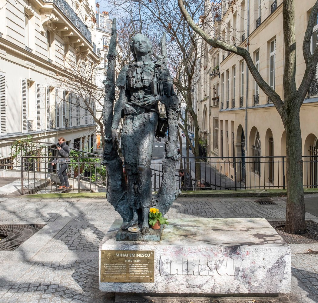 Statue poete roumain Mihai Eminescu 1